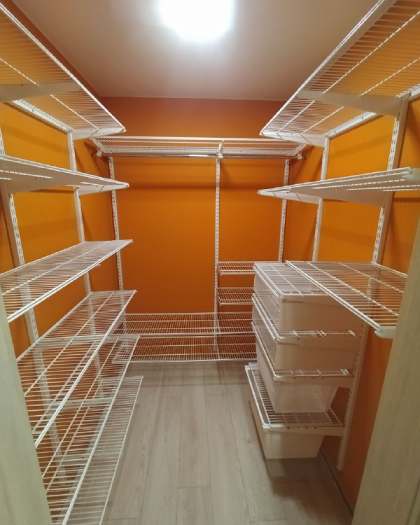 Белая П-образная гардеробная с выдвижными корзинами, ~1,5×2 м, фото 1