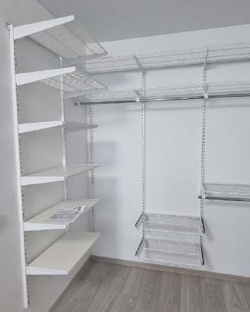 Белая П-образная гардеробная с выдвижными корзинами, ~2,7×1,8 м, фото 1