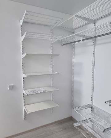 Белая П-образная гардеробная с выдвижными корзинами, ~2,7×1,8 м, фото 3