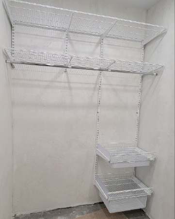 Белая П-образная гардеробная с выдвижными корзинами, ~1,8×2,5 м, фото 1