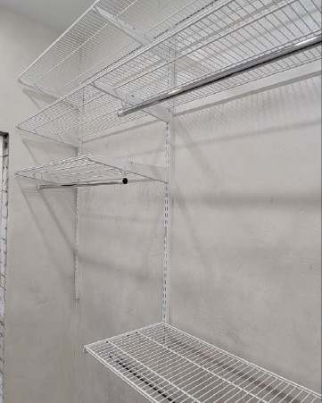 Белая П-образная гардеробная с выдвижными корзинами, ~1,8×2,5 м, фото 2