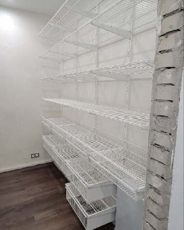Белая П-образная гардеробная с выдвижными корзинами, ~1,8×2,5 м, фото 5