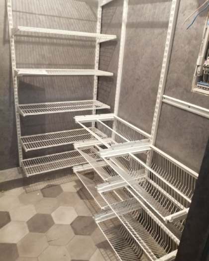 Белая П-образная гардеробная с выдвижными корзинами, ~1,8×2,1 м, фото 4