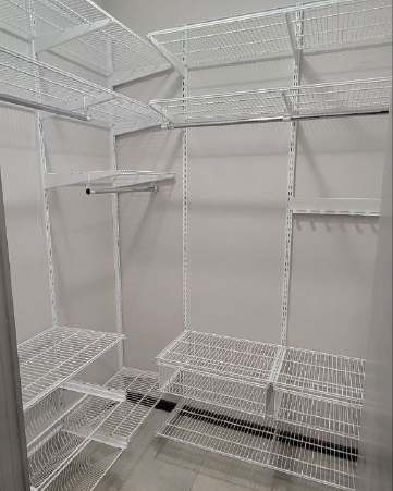 Белая П-образная гардеробная с выдвижными корзинами, ~1,6×1,7 м, фото 1