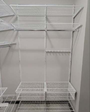 Белая П-образная гардеробная с выдвижными корзинами, ~1,6×1,7 м, фото 2