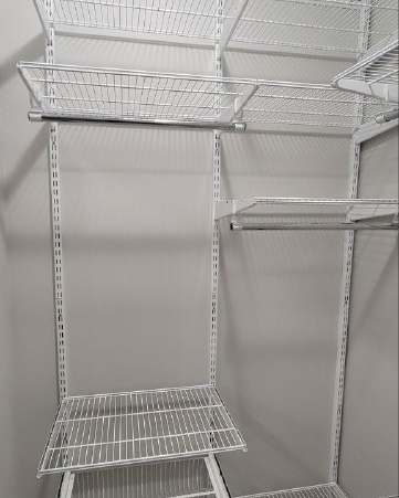 Белая П-образная гардеробная с выдвижными корзинами, ~1,6×1,7 м, фото 3