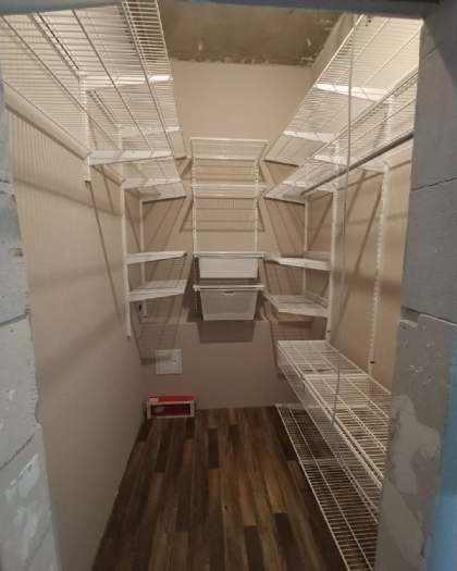Белая П-образная гардеробная с выдвижными корзинами, ~1,8×2,3 м, фото 1