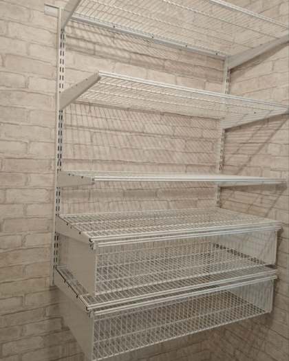 Белая П-образная гардеробная с выдвижными корзинами, ~2,7×1,8 м, фото 1