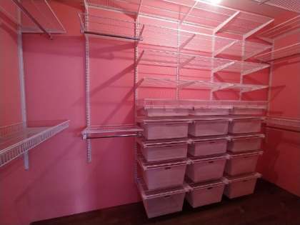 Белая П-образная гардеробная с выдвижными корзинами, ~2,1×2,5 м, фото 1