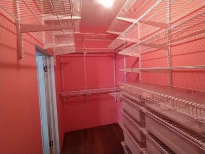 Белая П-образная гардеробная с выдвижными корзинами, ~2,1×2,5 м, фото 2