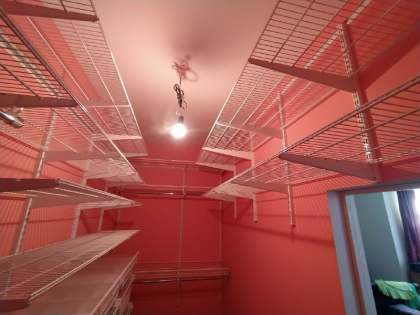 Белая П-образная гардеробная с выдвижными корзинами, ~2,1×2,5 м, фото 3