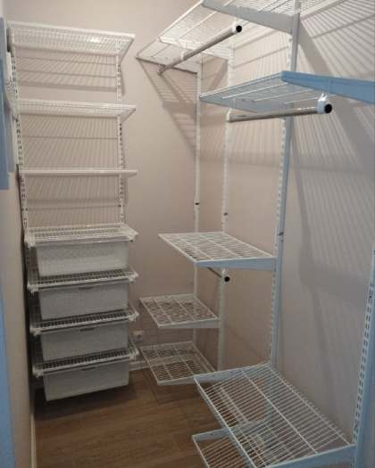Белая П-образная гардеробная с выдвижными корзинами, ~1,8×2 м, фото 1