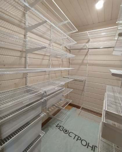 Белая П-образная гардеробная с выдвижными корзинами, ~2,4×1,8 м, фото 1