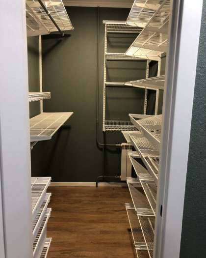 Белая П-образная гардеробная с выдвижными корзинами, ~1,6×2,1 м, фото 1