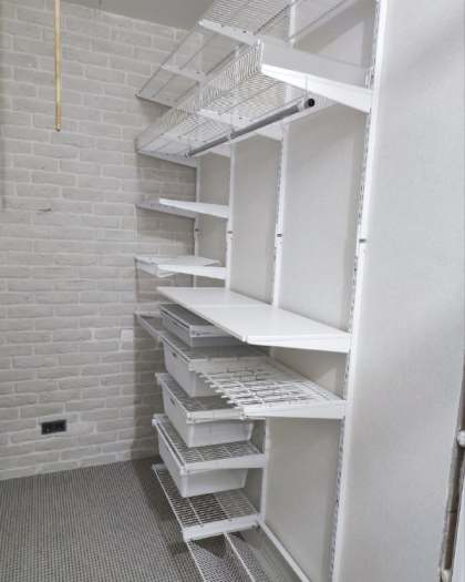 Белая П-образная гардеробная с выдвижными корзинами, ~2,7×2 м, фото 3