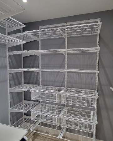 Белая П-образная гардеробная с выдвижными корзинами, ~2,1×3,2 м, фото 2