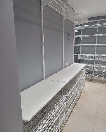 Белая П-образная гардеробная с выдвижными корзинами, ~2,1×3,2 м, фото 5