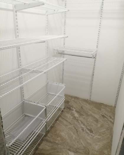 Белая П-образная гардеробная с выдвижными корзинами, ~1,5×2,1 м, фото 3