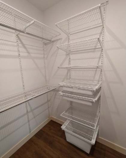 Белая П-образная гардеробная с выдвижными корзинами, ~2,4×1,8 м, фото 1