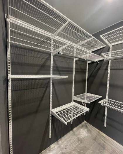 Белая П-образная гардеробная с выдвижными корзинами, ~1,8×2,2 м, фото 2