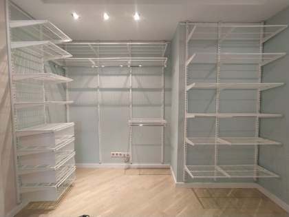 Белая П-образная гардеробная с выдвижными корзинами, ~2,7×2,1 м, фото 1