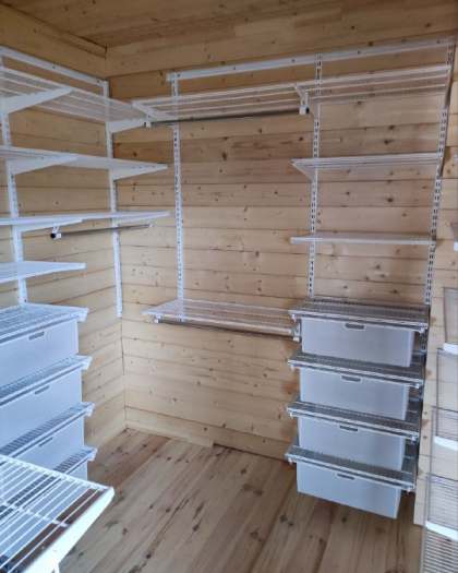 Белая П-образная гардеробная с выдвижными корзинами, ~2,7×2 м, фото 2