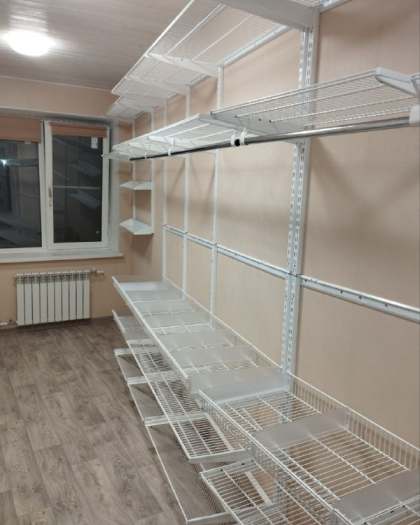 Белая П-образная гардеробная с выдвижными корзинами, фото 3