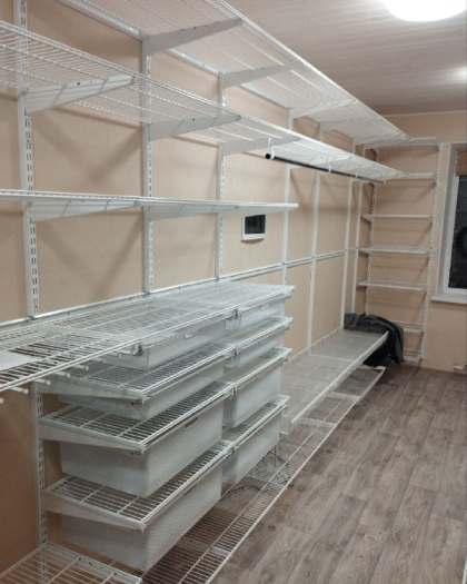 Белая П-образная гардеробная с выдвижными корзинами, фото 4