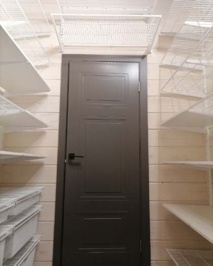 Белая П-образная гардеробная с выдвижными корзинами, ~1,9×2,1 м, фото 2