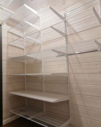 Белая П-образная гардеробная с выдвижными корзинами, ~1,9×2,1 м, фото 4
