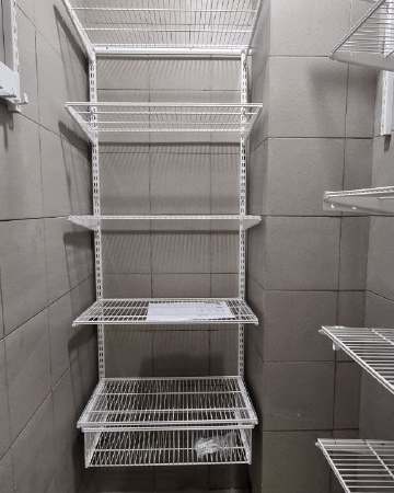 Белая П-образная гардеробная с выдвижными корзинами, ~1,3×1,7 м, фото 1