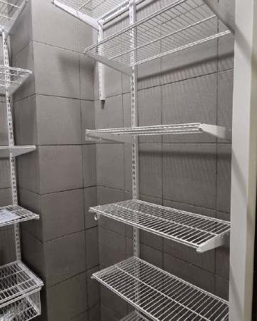 Белая П-образная гардеробная с выдвижными корзинами, ~1,3×1,7 м, фото 3