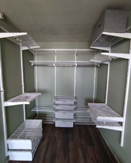 Белая П-образная гардеробная с выдвижными корзинами, ~2×2,1 м, фото 1