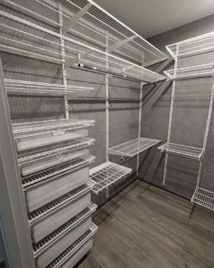 Белая П-образная гардеробная с выдвижными корзинами, фото 3