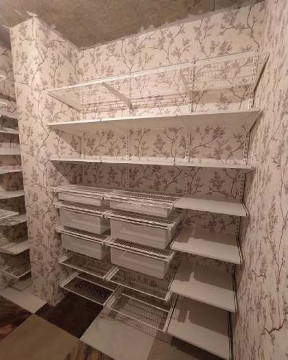 Белая П-образная гардеробная с выдвижными корзинами, ~2,7×2 м, фото 1