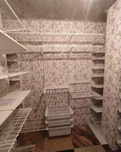 Белая П-образная гардеробная с выдвижными корзинами, ~2,7×2 м, фото 2