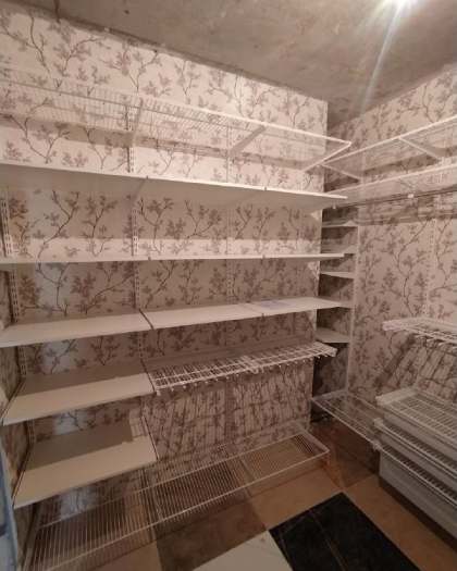 Белая П-образная гардеробная с выдвижными корзинами, ~2,7×2 м, фото 3