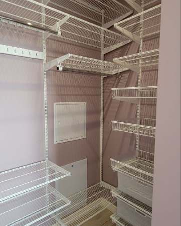 Белая П-образная гардеробная с выдвижными корзинами, ~1,3×1,8 м, фото 2