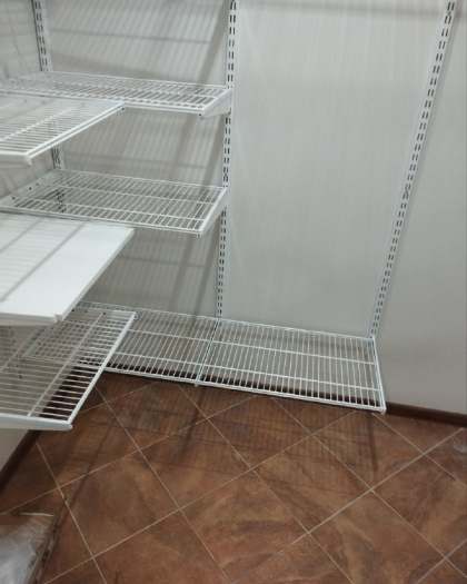 Белая П-образная гардеробная с выдвижными корзинами, ~1,8×2 м, фото 3
