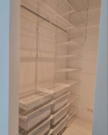 Белая П-образная гардеробная с выдвижными корзинами, ~1,8×2,4 м, фото 1