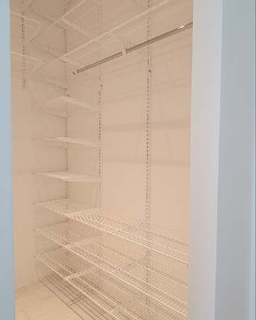 Белая П-образная гардеробная с выдвижными корзинами, ~1,8×2,4 м, фото 3