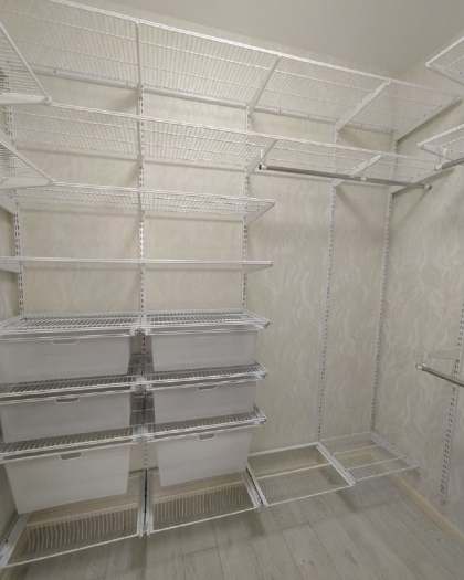 Белая П-образная гардеробная с выдвижными корзинами, ~2,7×2 м, фото 2