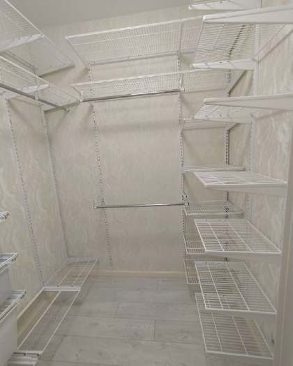 Белая П-образная гардеробная с выдвижными корзинами, ~2,7×2 м, фото 3