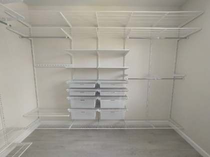 Белая П-образная гардеробная с выдвижными корзинами, ~3×2,5 м, фото 1