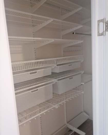 Белая П-образная гардеробная с выдвижными корзинами, ~2,1×1,5 м, фото 3