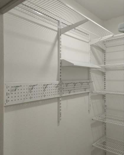 Белая П-образная гардеробная с выдвижными корзинами, ~1,4×1,9 м, фото 2