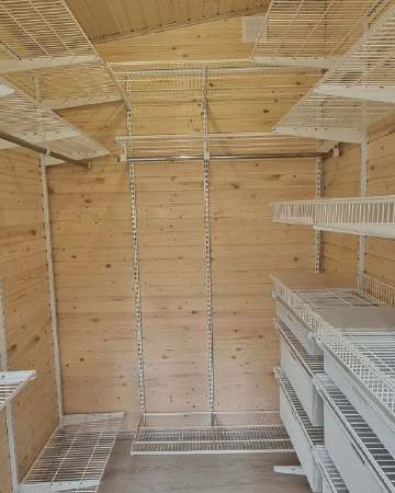 Белая П-образная гардеробная с выдвижными корзинами, ~2,7×1,8 м, фото 1