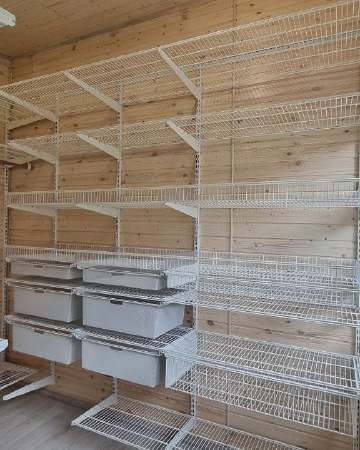 Белая П-образная гардеробная с выдвижными корзинами, ~2,7×1,8 м, фото 3