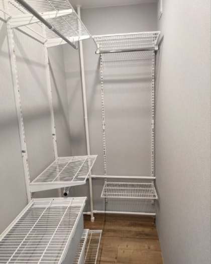 Белая П-образная гардеробная с выдвижными корзинами, ~0,8×2,2 м, фото 3