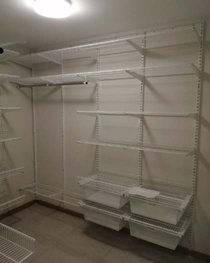 Белая П-образная гардеробная с выдвижными корзинами, ~2,2×2 м, фото 3